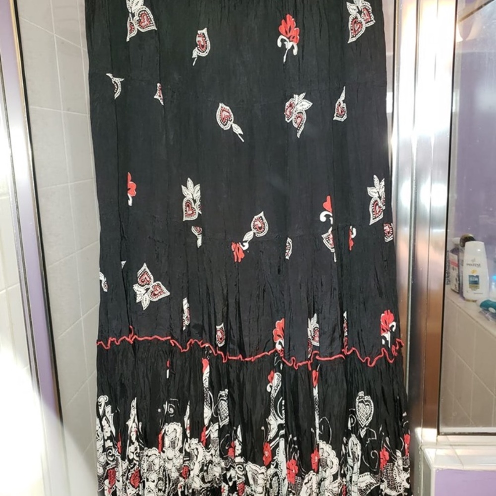 Beautifu Black w/ red and white design maxi skirt
